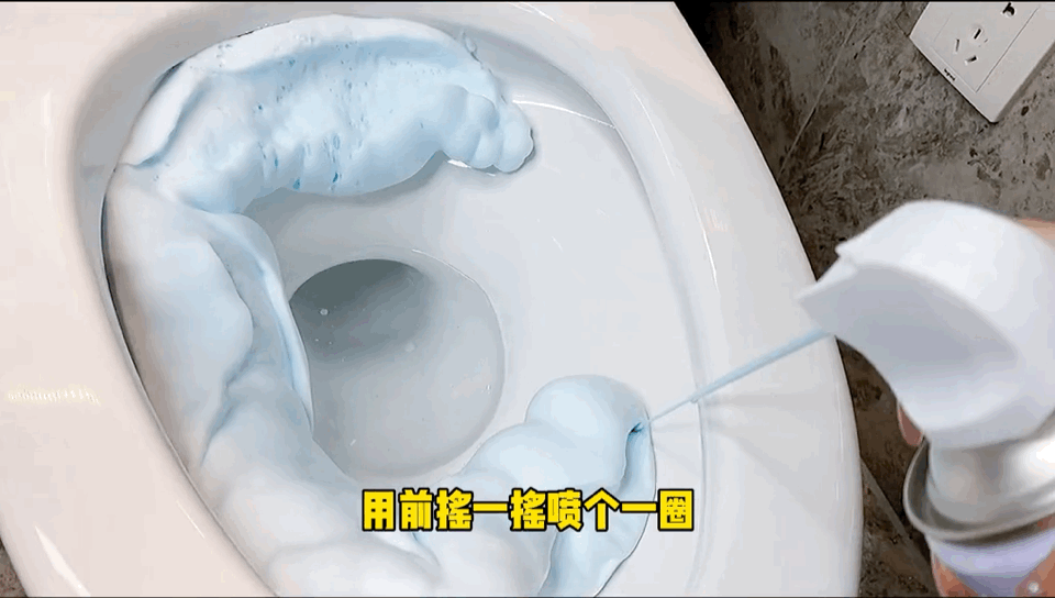 等上幾分鐘，污漬都被溶解了，用水一沖，污漬沒了，馬桶干凈如新.gif